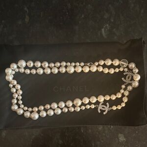 CHANEL Pearl Necklace with Silver Pearl CC’s